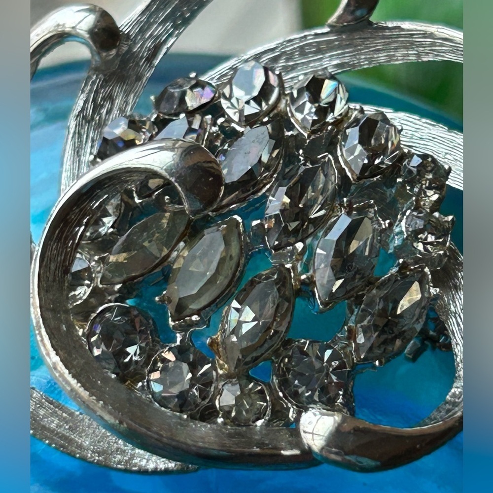 Vintage B.S.K. 1950’s Flower Swirl Champagne Rhinestone Silver Toned Brooch - Picture 3 of 7